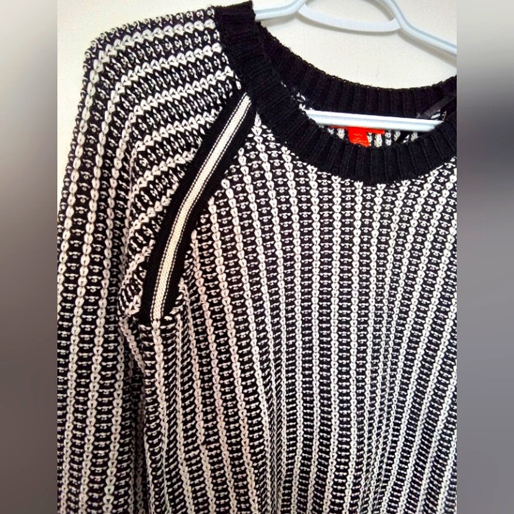 Joe Fresh Women's Black and White Contrast Textured Stitch Round Neck Sweater Sm